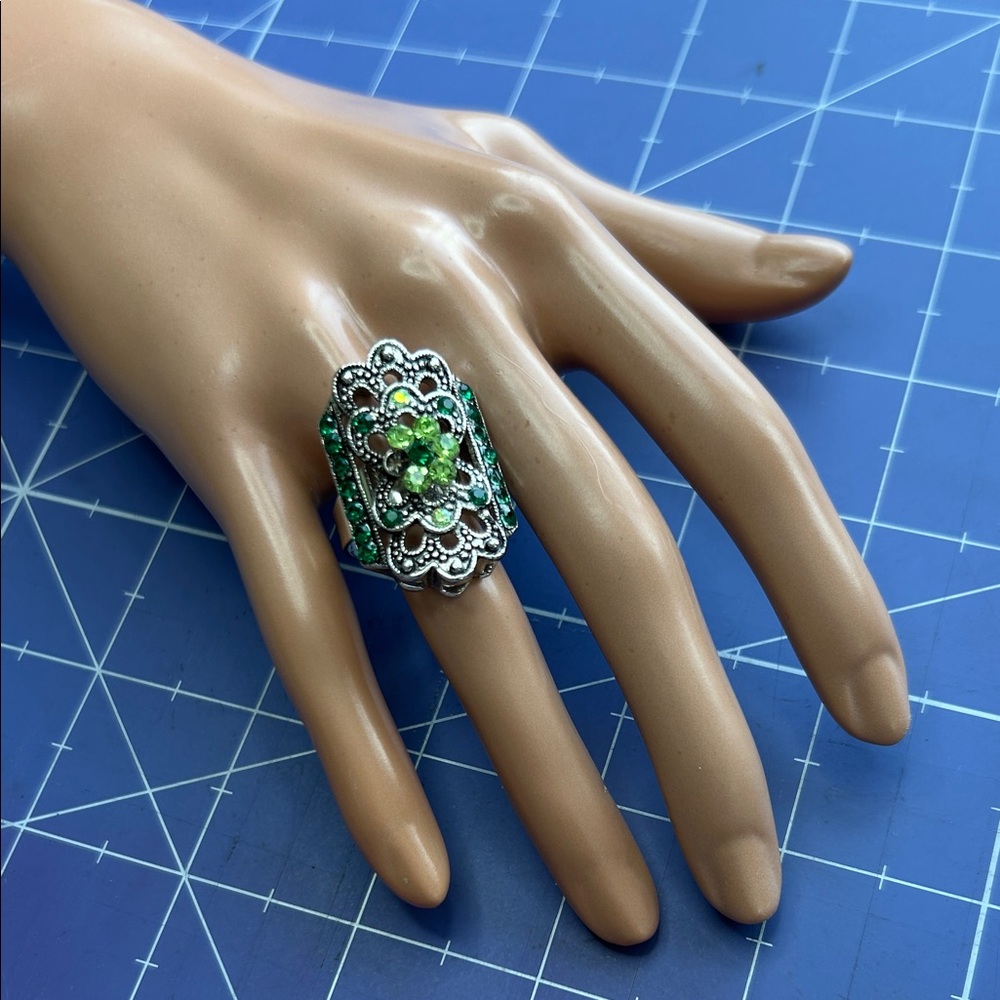 Large blingy cocktail ring in green rhinestones silver tone adjustable looks new